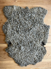 Indlæs billede til gallerivisning Lammeskind, Klippet 100x84 cm. Grå nr.9
