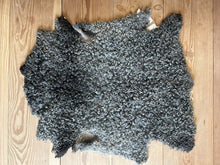 Indlæs billede til gallerivisning Lammeskind, Klippet 92x84 cm. Grå nr.6
