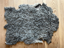 Indlæs billede til gallerivisning Lammeskind, Klippet 102x74 cm. Grå nr.5
