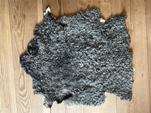 Indlæs billede til gallerivisning Lammeskind, Klippet 97x77 cm. Grå nr.4