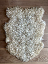 Indlæs billede til gallerivisning Lammeskind, Måtteskind 98x76 cm. Hvid nr.3